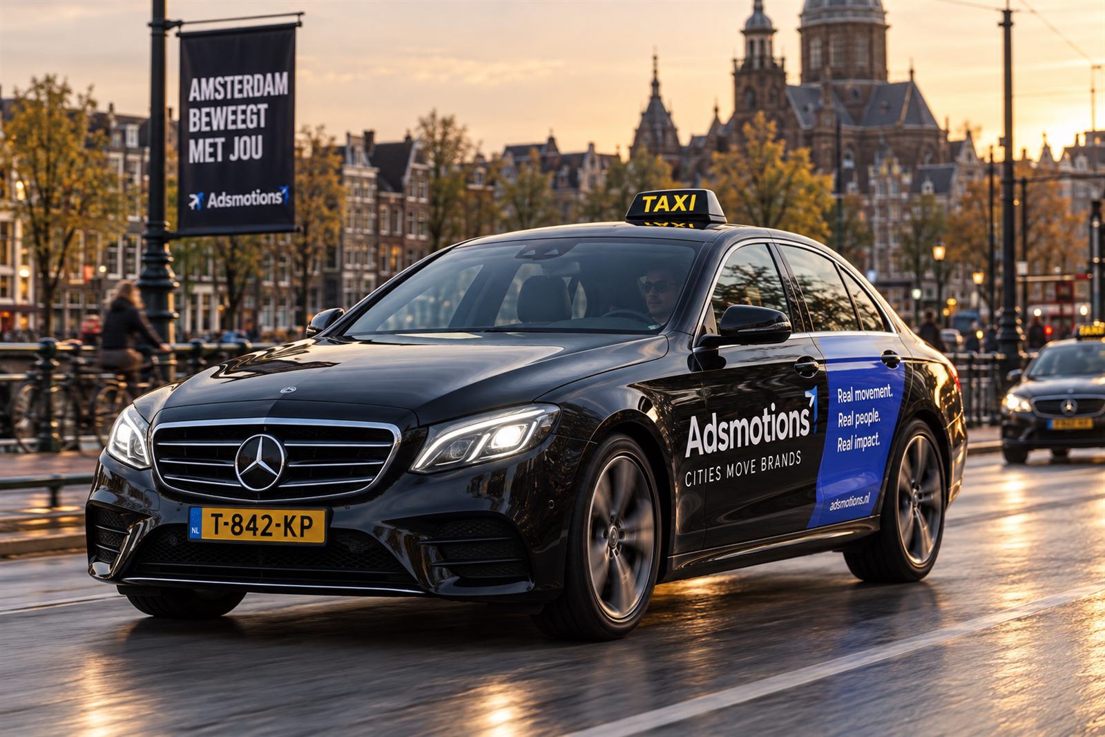 Adsmotions-taxi met advertentiewrap rijdt door het centrum van Amsterdam bij zonsondergang