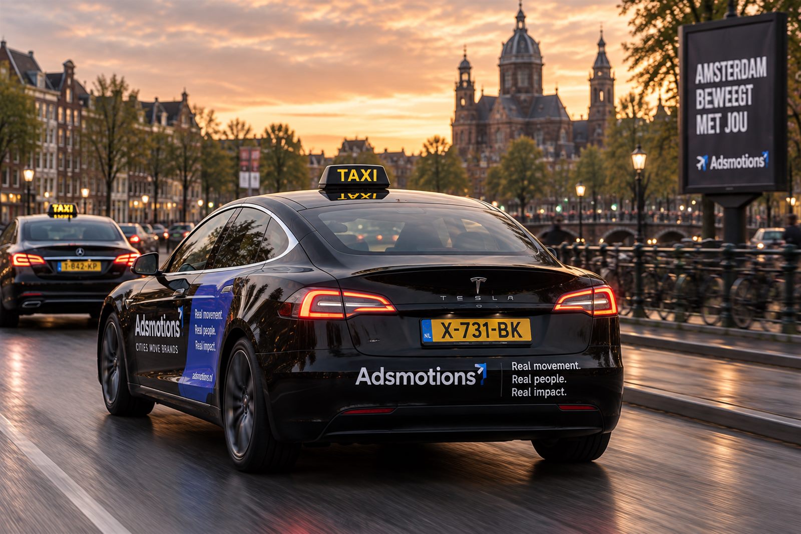 Achterzijde van een Adsmotions-taxi met wrap en campagneboodschap in Amsterdam